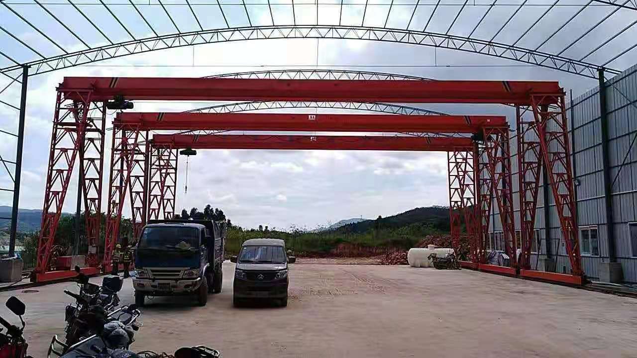 在維護全包廂電動(dòng)單梁門(mén)式起重機的時(shí)候需要注意什么問(wèn)題